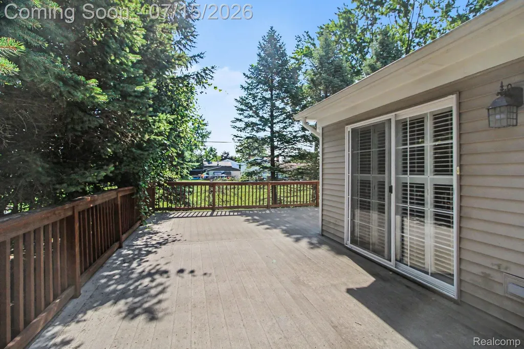 15744 Hunters Grove Livonia City MI 48154