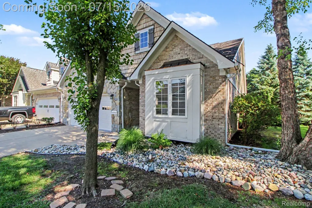 15744 Hunters Grove Livonia City MI 48154