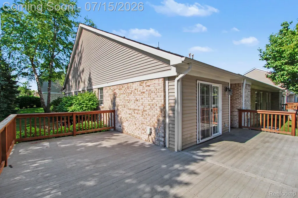 15744 Hunters Grove Livonia City MI 48154