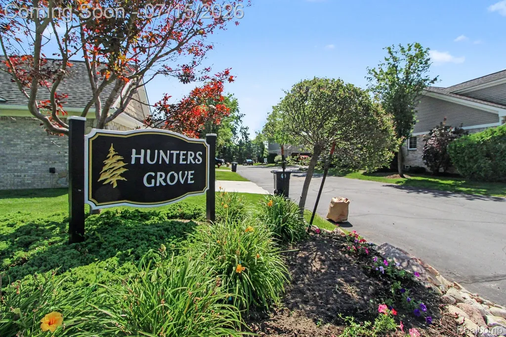 15744 Hunters Grove Livonia City MI 48154