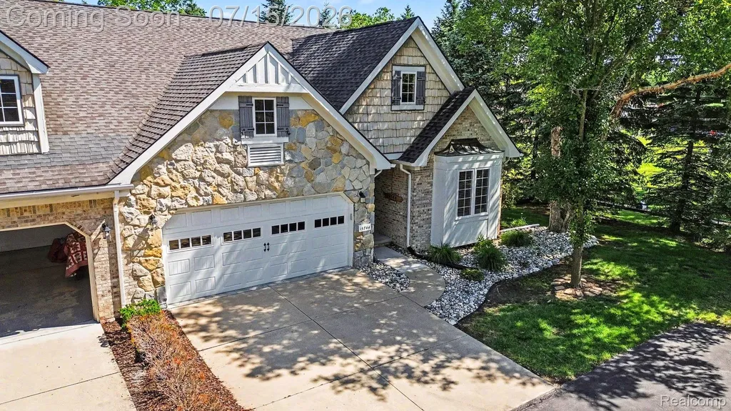 15744 Hunters Grove Livonia City MI 48154