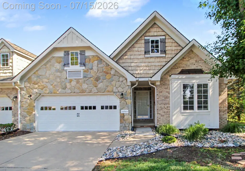 15744 Hunters Grove Livonia City MI 48154