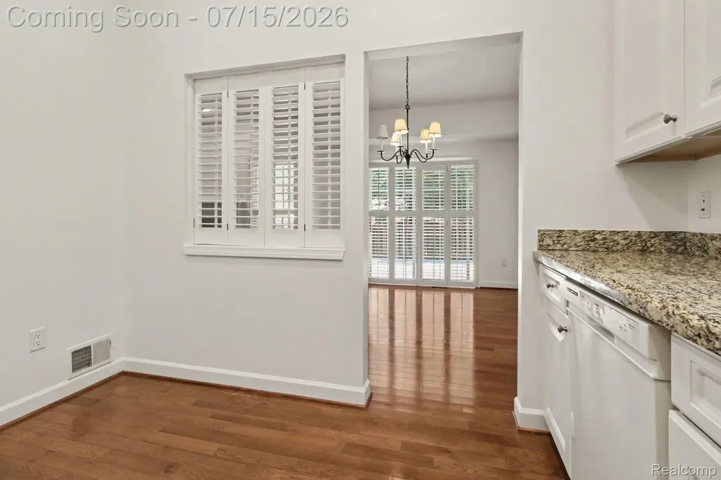 15744 Hunters Grove Livonia City MI 48154