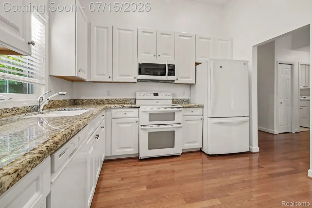 15744 Hunters Grove Livonia City MI 48154