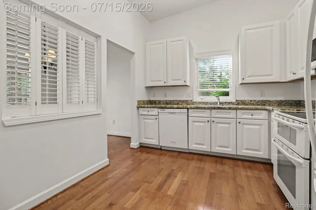 15744 Hunters Grove Livonia City MI 48154