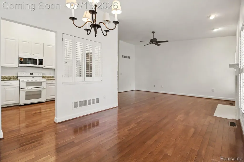 15744 Hunters Grove Livonia City MI 48154