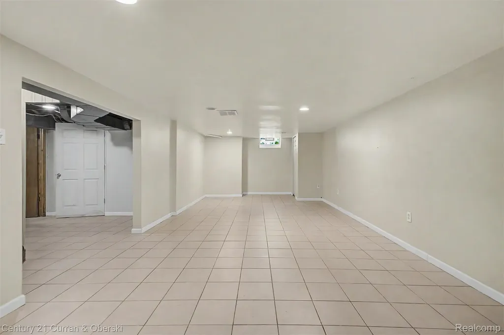 8212 Glengary Street Dearborn Heights City MI 48127
