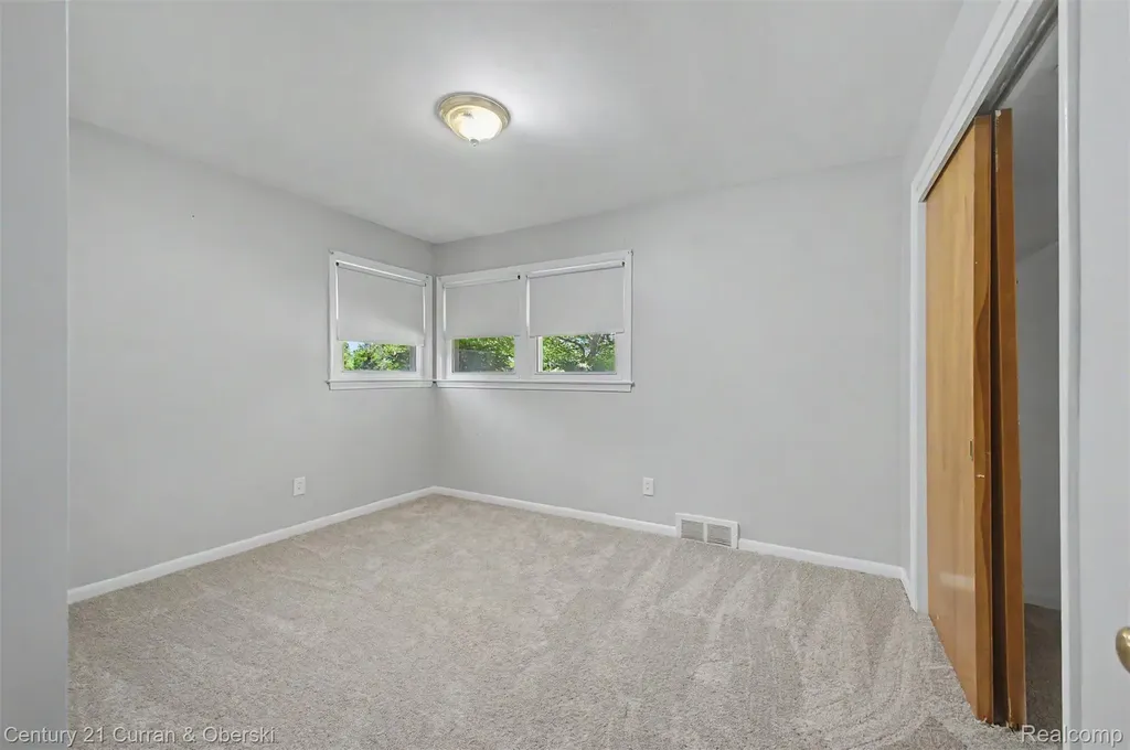 8212 Glengary Street Dearborn Heights City MI 48127
