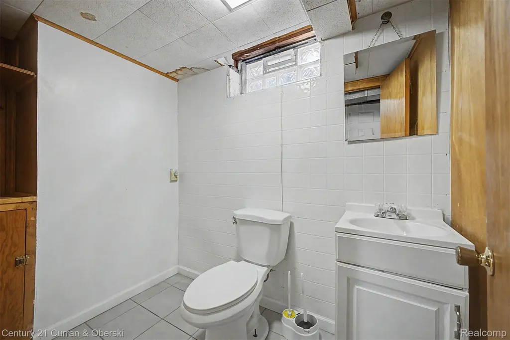 8212 Glengary Street Dearborn Heights City MI 48127