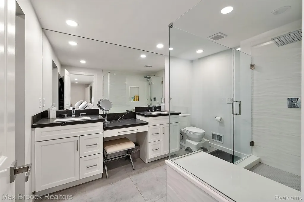 2141 Bordeaux Street West Bloomfield Charter Township MI 48323