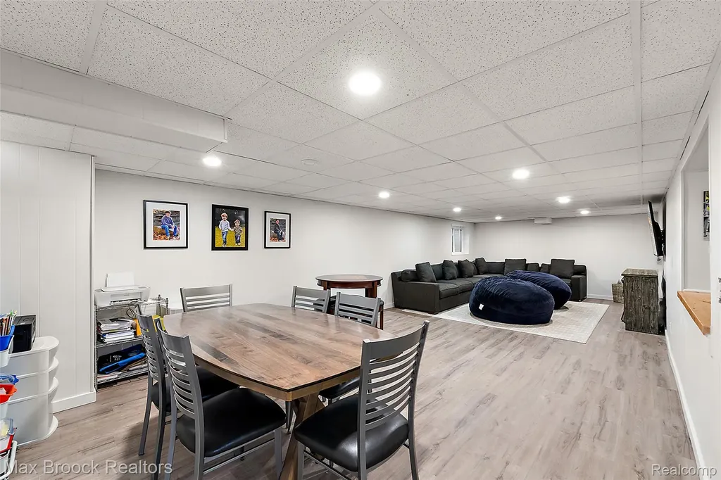 2141 Bordeaux Street West Bloomfield Charter Township MI 48323