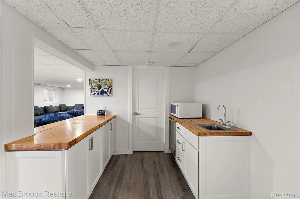 2141 Bordeaux Street West Bloomfield Charter Township MI 48323