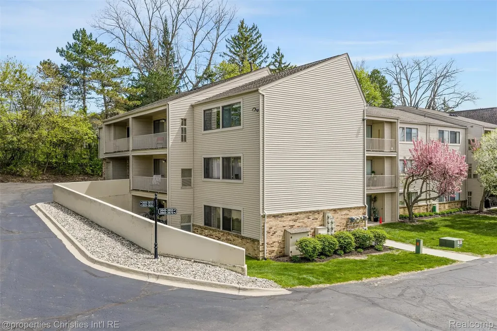 3805 S Lone Pine Road West Bloomfield Charter Township MI 48323