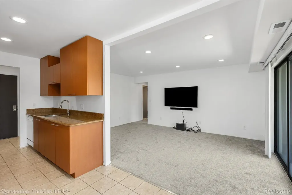 3805 S Lone Pine Road West Bloomfield Charter Township MI 48323
