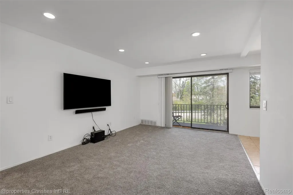 3805 S Lone Pine Road West Bloomfield Charter Township MI 48323