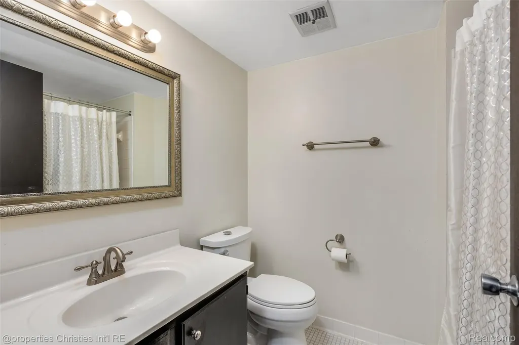 3805 S Lone Pine Road West Bloomfield Charter Township MI 48323