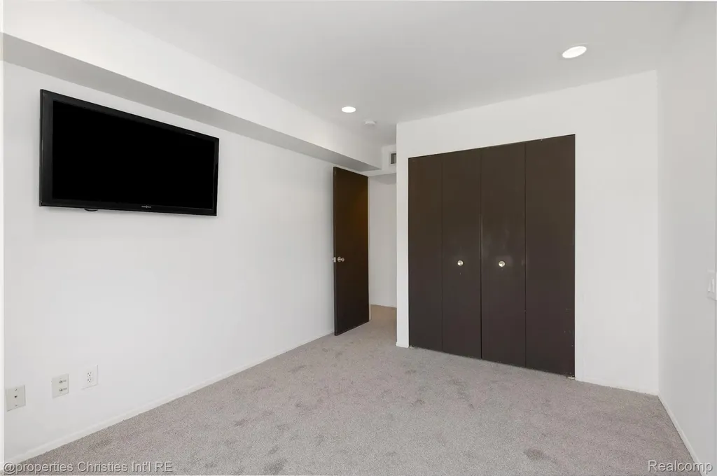 3805 S Lone Pine Road West Bloomfield Charter Township MI 48323