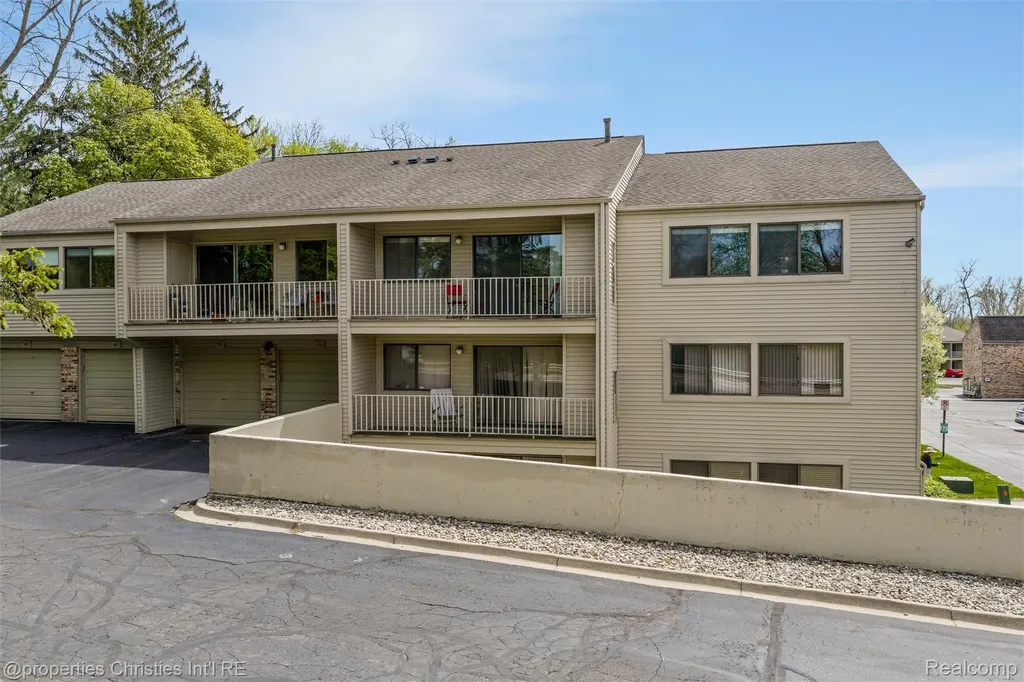 3805 S Lone Pine Road West Bloomfield Charter Township MI 48323
