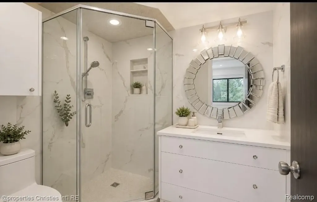 3805 S Lone Pine Road West Bloomfield Charter Township MI 48323