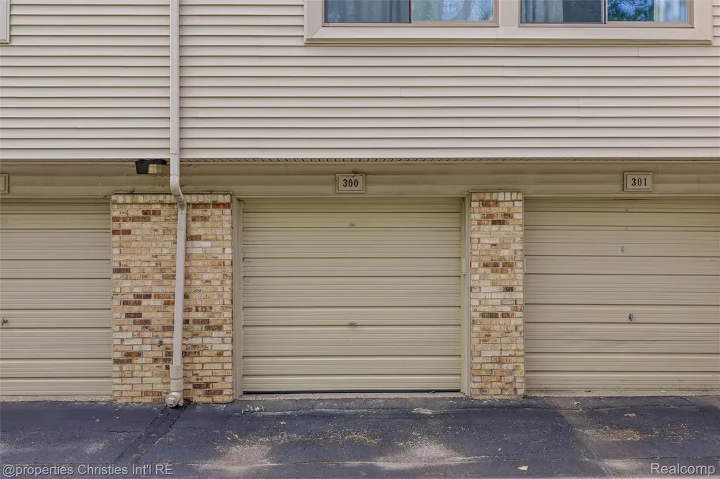 3805 S Lone Pine Road West Bloomfield Charter Township MI 48323
