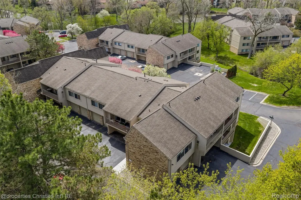 3805 S Lone Pine Road West Bloomfield Charter Township MI 48323