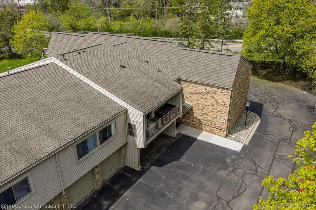 3805 S Lone Pine Road West Bloomfield Charter Township MI 48323