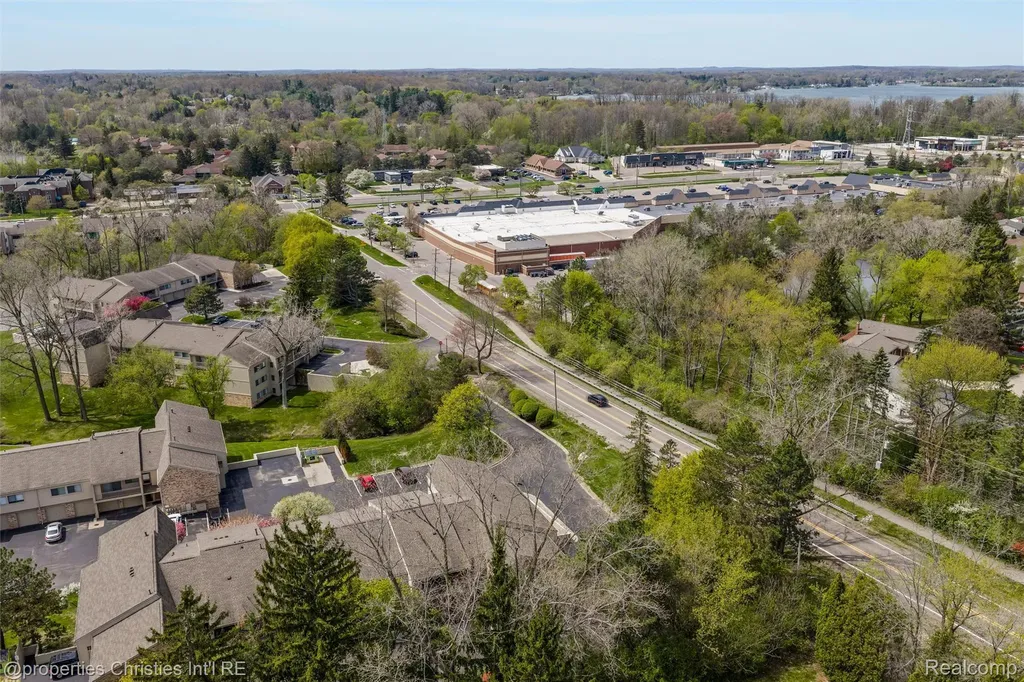 3805 S Lone Pine Road West Bloomfield Charter Township MI 48323