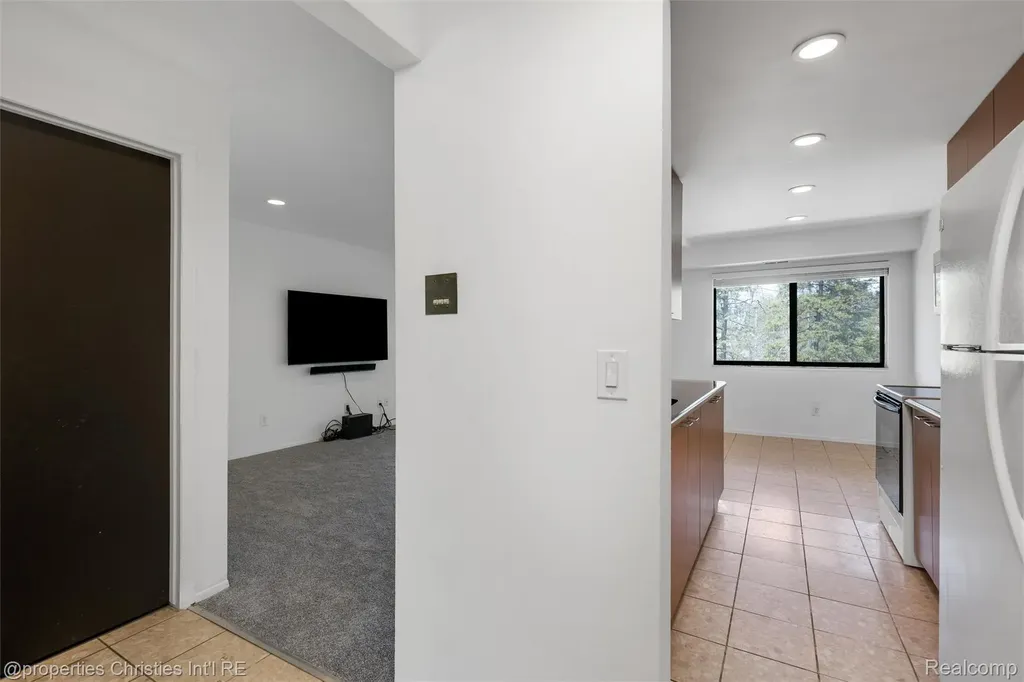 3805 S Lone Pine Road West Bloomfield Charter Township MI 48323