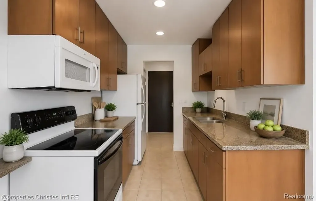 3805 S Lone Pine Road West Bloomfield Charter Township MI 48323