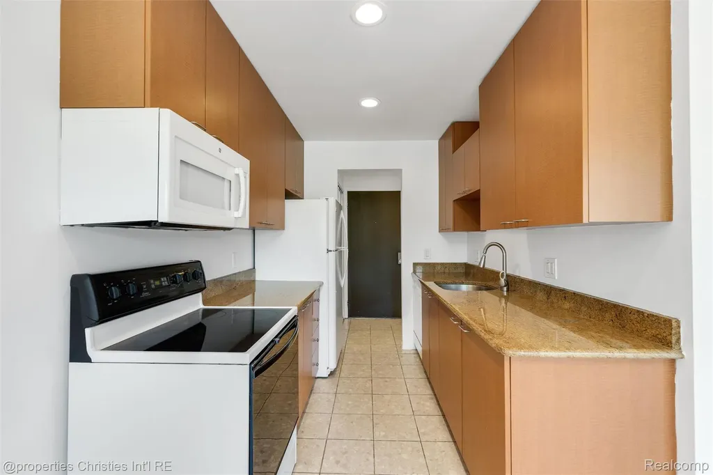 3805 S Lone Pine Road West Bloomfield Charter Township MI 48323