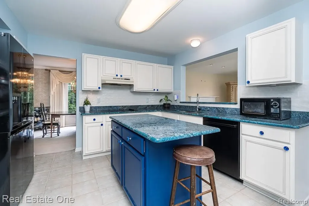 6489 Shoreline Drive Troy City MI 48085