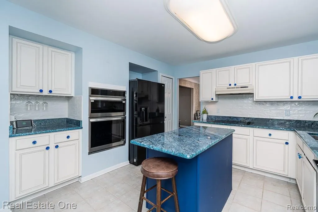 6489 Shoreline Drive Troy City MI 48085