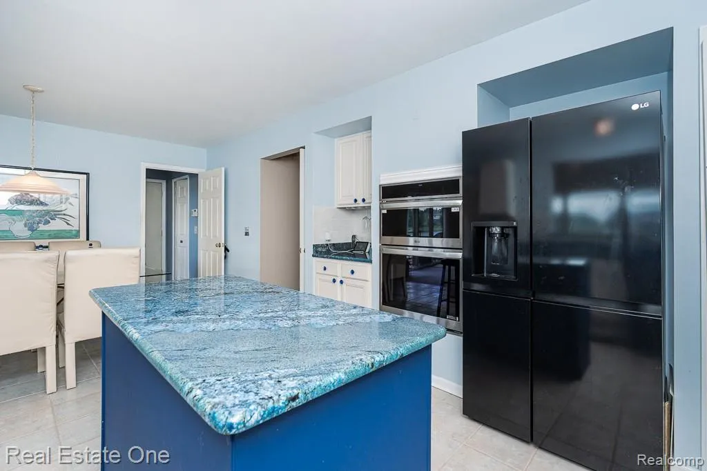 6489 Shoreline Drive Troy City MI 48085