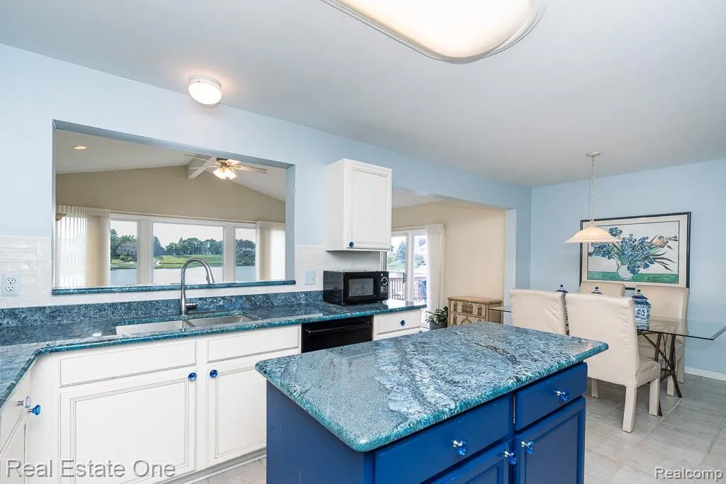 6489 Shoreline Drive Troy City MI 48085