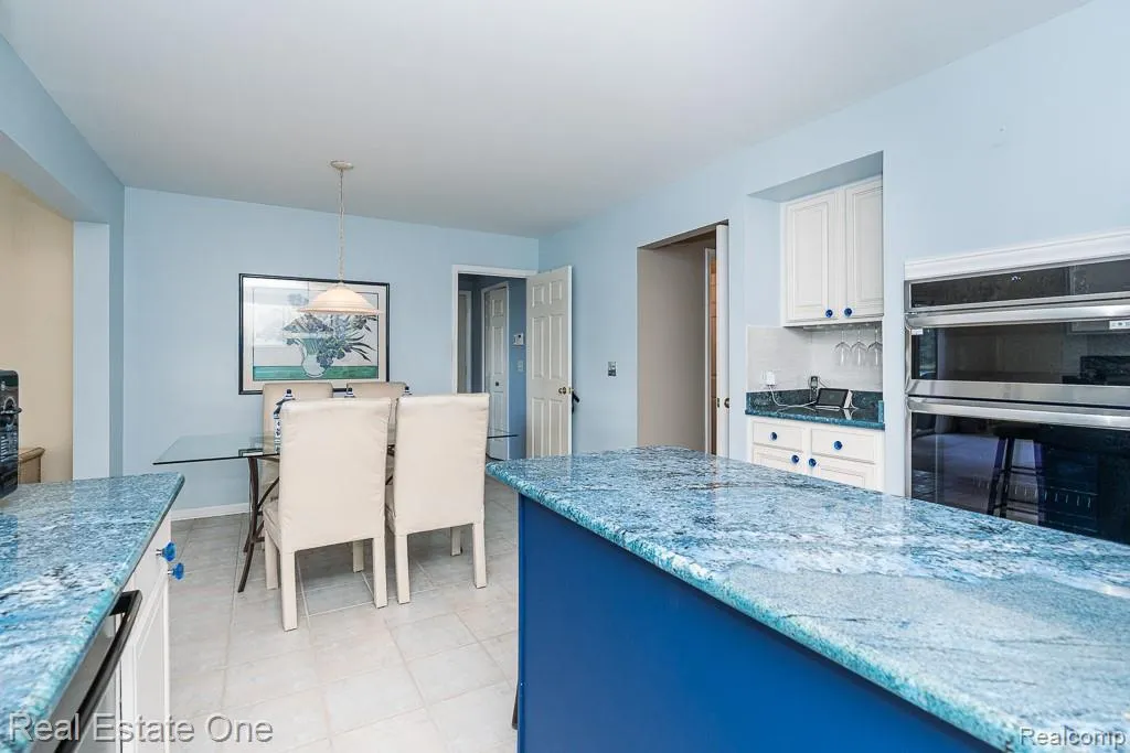6489 Shoreline Drive Troy City MI 48085