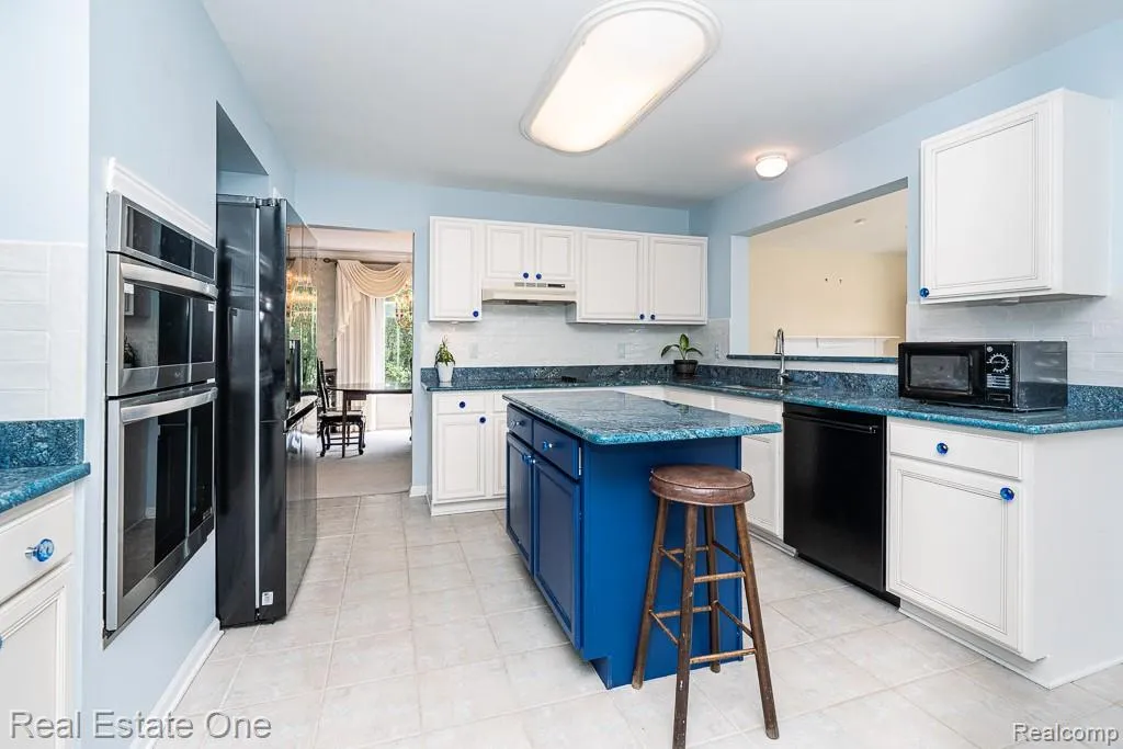 6489 Shoreline Drive Troy City MI 48085
