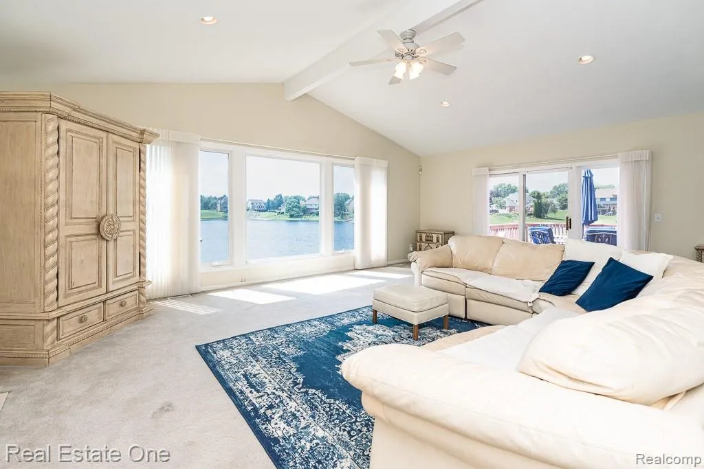 6489 Shoreline Drive Troy City MI 48085