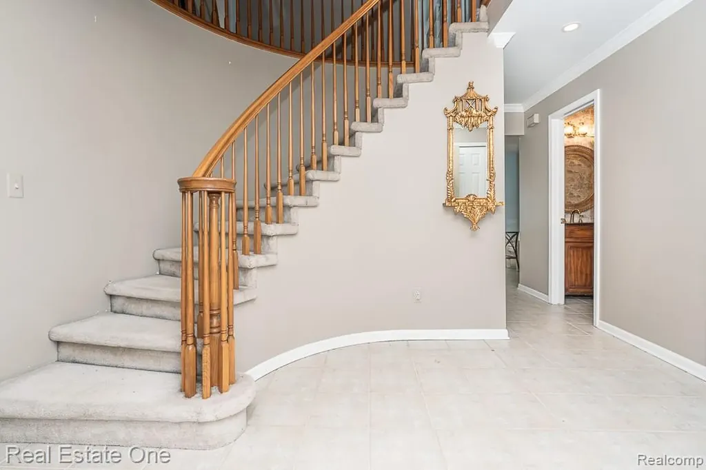 6489 Shoreline Drive Troy City MI 48085
