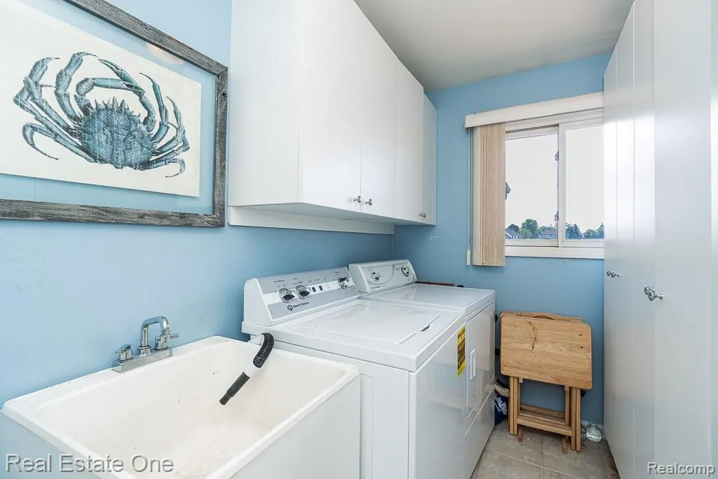 6489 Shoreline Drive Troy City MI 48085