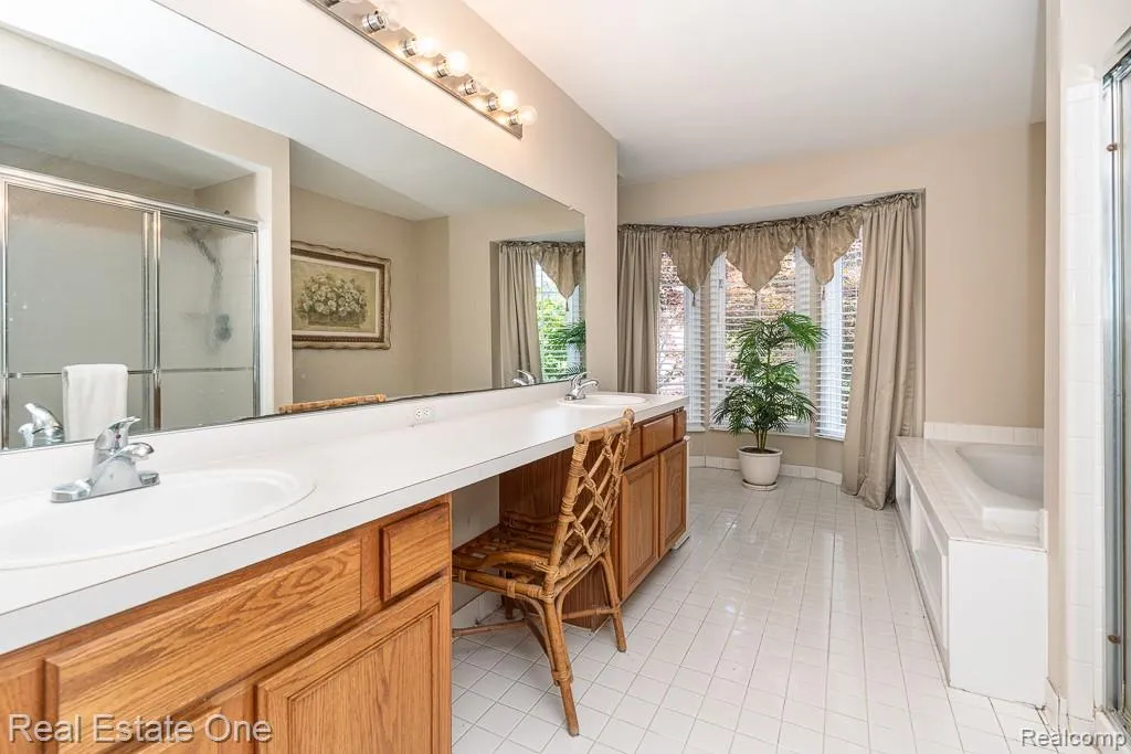 6489 Shoreline Drive Troy City MI 48085