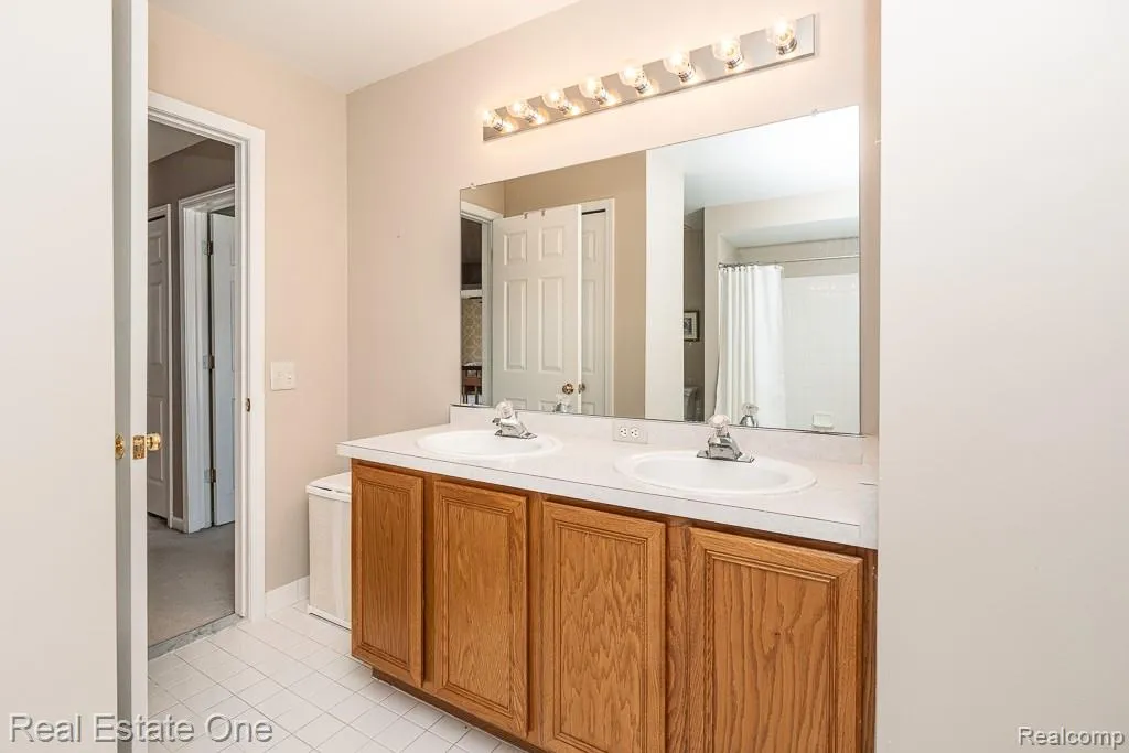 6489 Shoreline Drive Troy City MI 48085