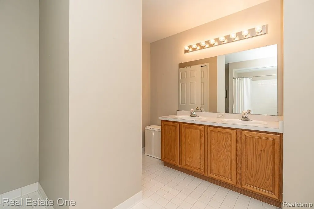6489 Shoreline Drive Troy City MI 48085