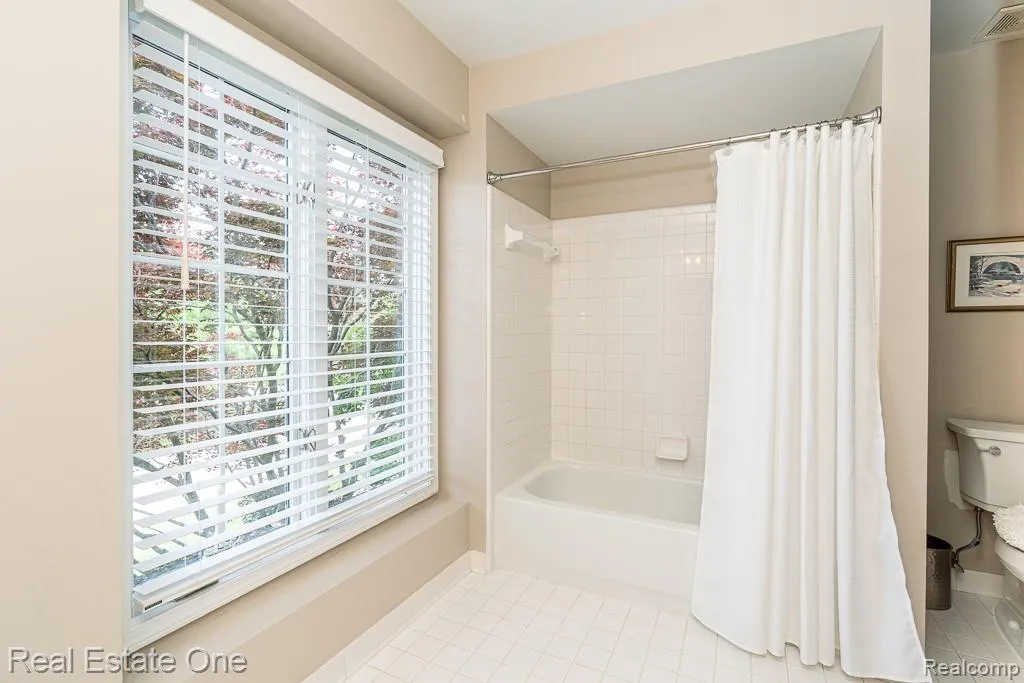 6489 Shoreline Drive Troy City MI 48085