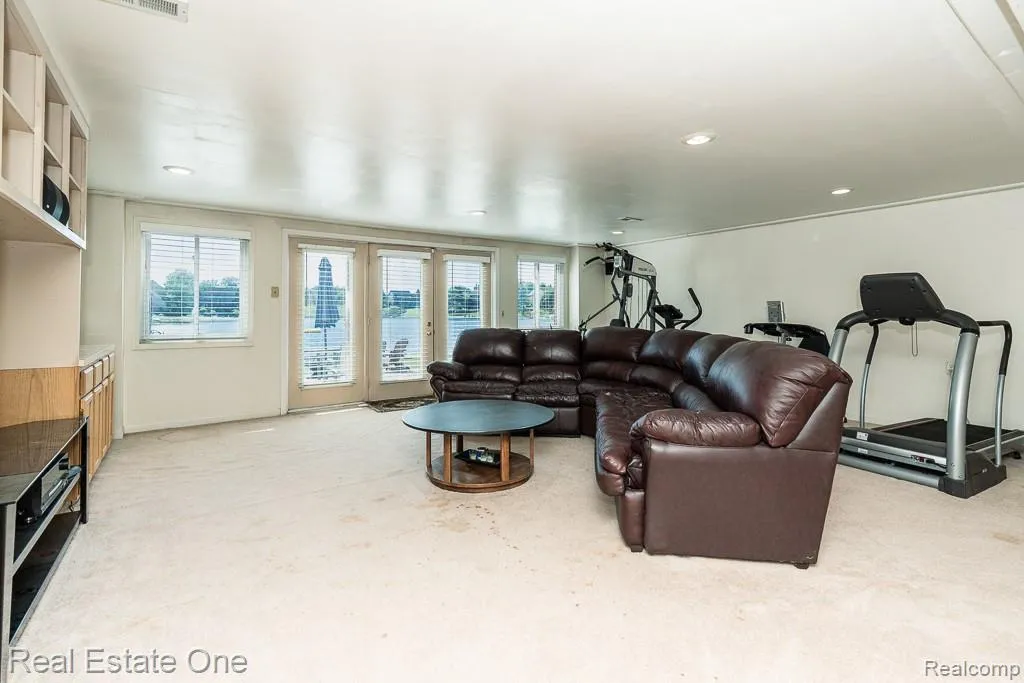 6489 Shoreline Drive Troy City MI 48085