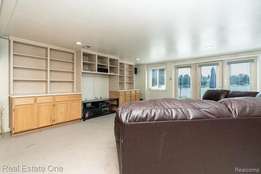 6489 Shoreline Drive Troy City MI 48085
