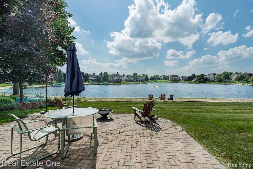 6489 Shoreline Drive Troy City MI 48085