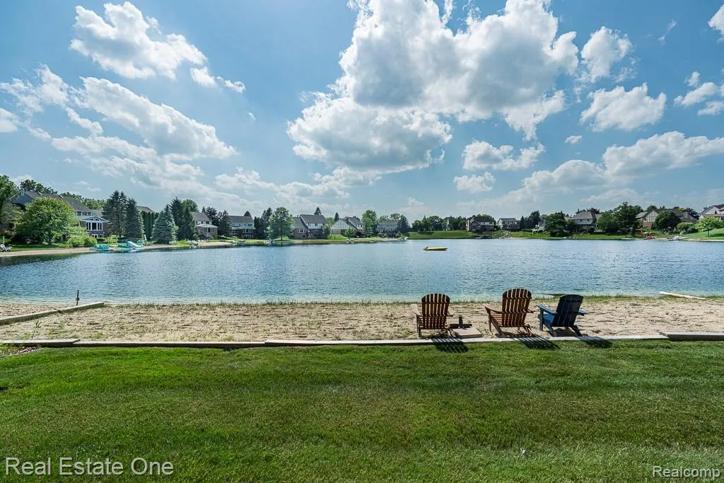 6489 Shoreline Drive Troy City MI 48085
