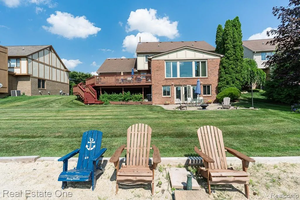 6489 Shoreline Drive Troy City MI 48085