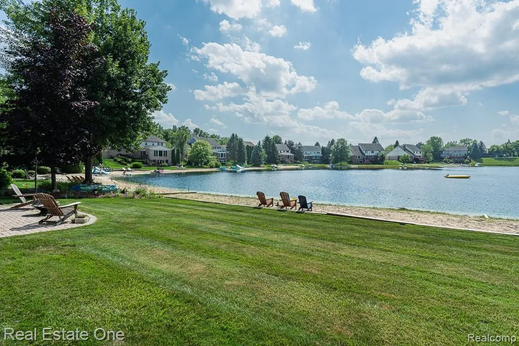 6489 Shoreline Drive Troy City MI 48085