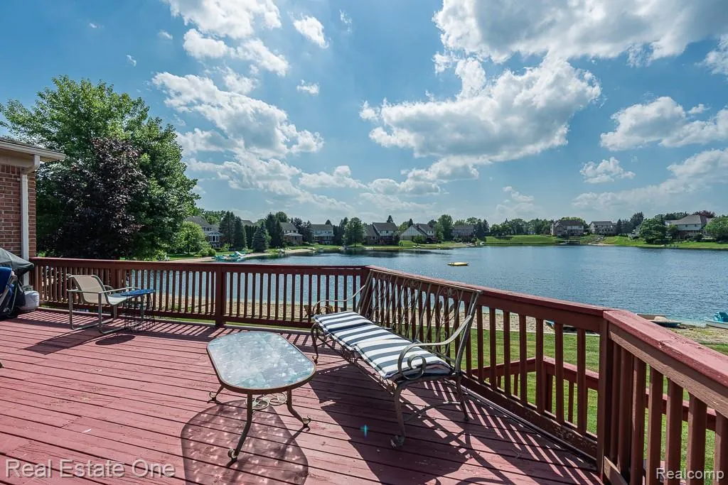 6489 Shoreline Drive Troy City MI 48085